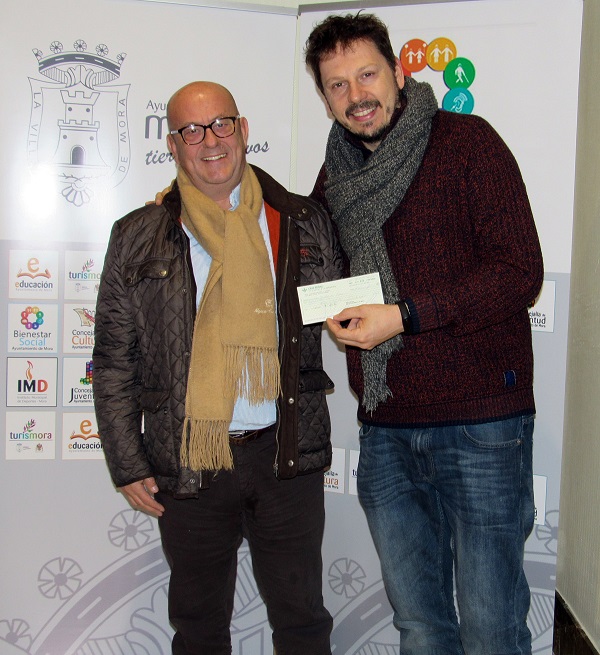 Nuesgtro Alcalde hace entrega de su cheque al Presidente de CECAP