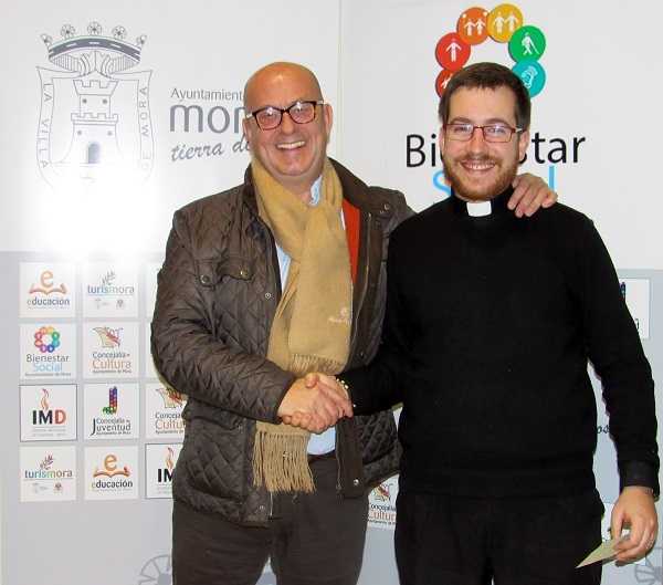 Nuesgtro Alcalde hace entrega de su cheque a Critas Diocesana