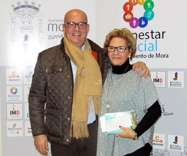 Nuesgtro Alcalde hace entrega de su cheque a Manos Unidas