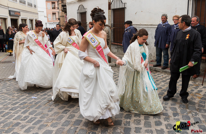 Damas saliendo de misa