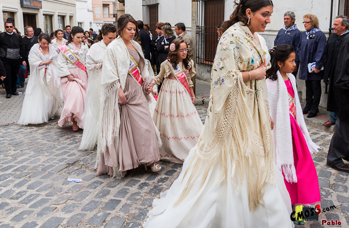 Damas saliendo de misa