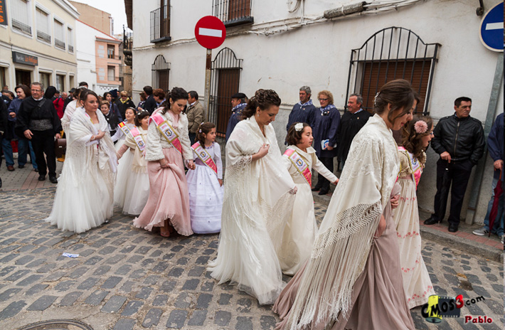 Damas saliendo de misa