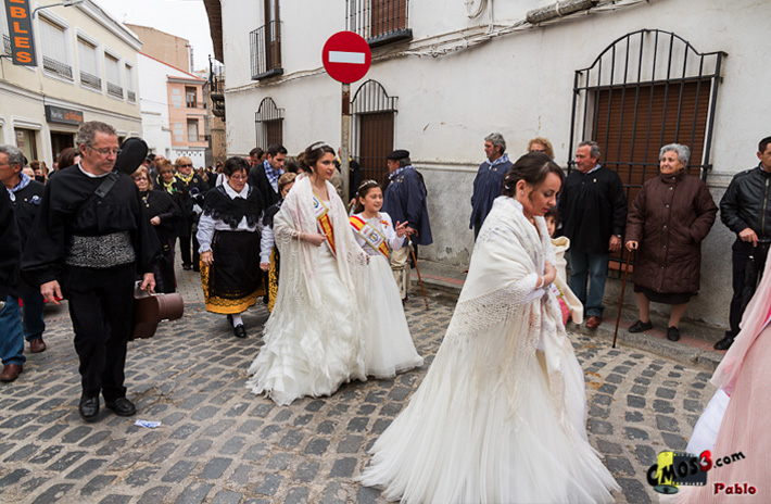 Damas saliendo de misa