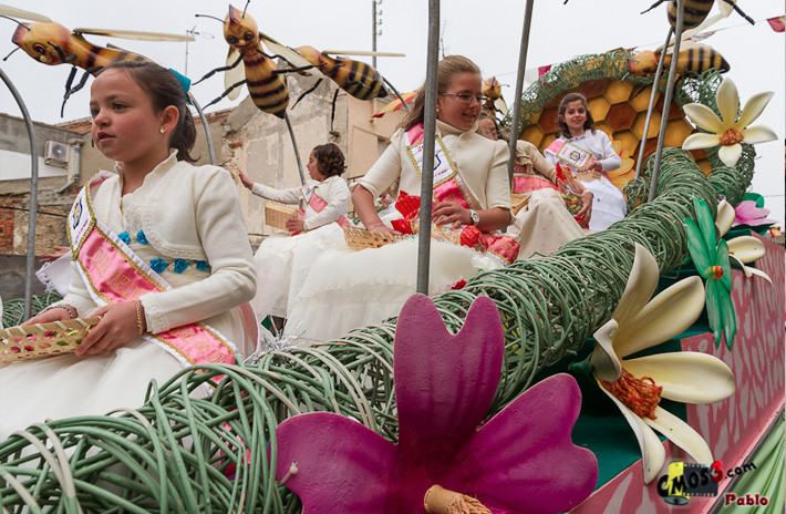 Reina y Damas Infantiles en Carroza