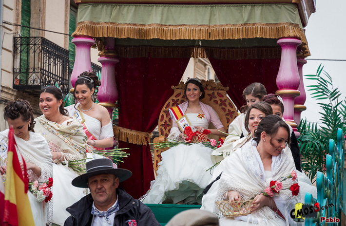 Reina y Damas Mayores en carroza