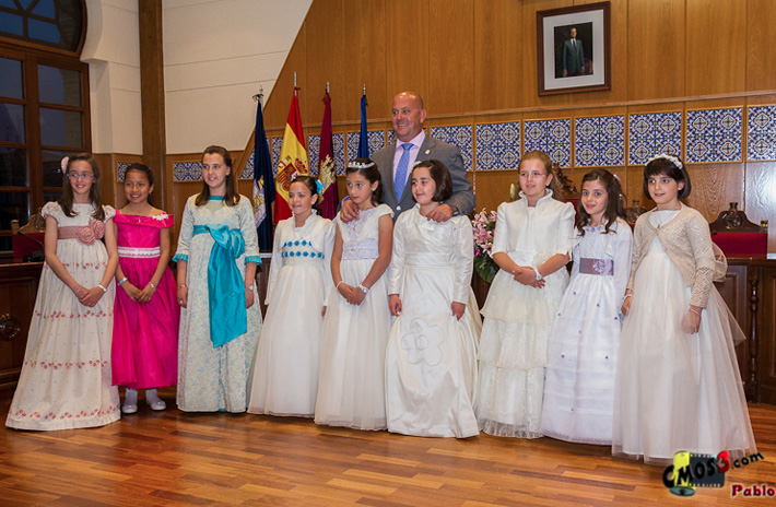 Reina y damas infantiles acompaas del Alcalde Emilio Bravo