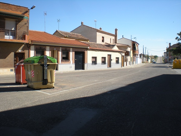 Accesibilidad en la Ctra. de Huerta - Adecuacin de isleta para regular el trfico y servir de isla ecolgica, ganado aparcamientos donde antes estaban ubicados los contenedores de recogida selectiva.