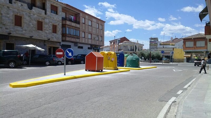 Accesibilidad en la Ctra. de Huerta - Adecuacin de isleta para regular el trfico y servir de isla ecolgica, ganado aparcamientos donde antes estaban ubicados los contenedores de recogida selectiva.
