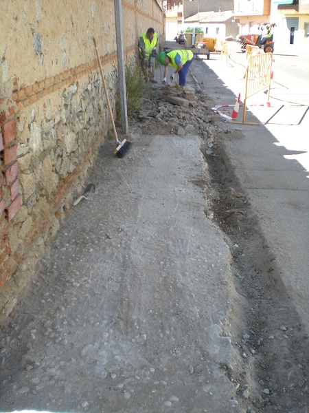 Accesibilidad en la Travesa del Olivo - Reparacin completa de acerados y conduccin de agua potable.