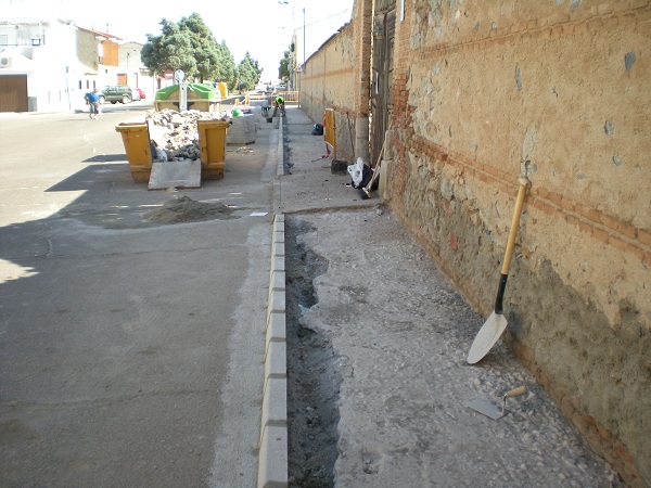 Accesibilidad en la Travesa del Olivo - Reparacin completa de acerados y conduccin de agua potable.