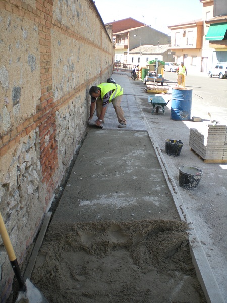 Accesibilidad en la Travesa del Olivo - Reparacin completa de acerados y conduccin de agua potable.