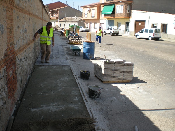 Accesibilidad en la Travesa del Olivo - Reparacin completa de acerados y conduccin de agua potable.