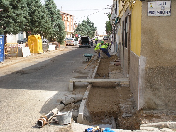 Accesibilidad en la Travesa del Olivo - Reparacin completa de acerados y conduccin de agua potable.