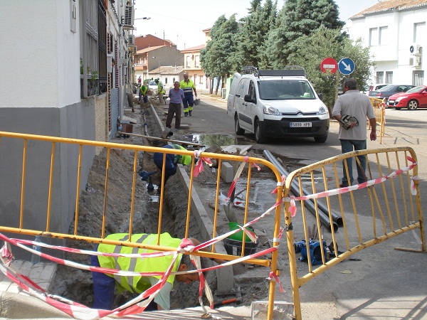 Accesibilidad en la Travesa del Olivo - Reparacin completa de acerados y conduccin de agua potable.