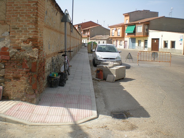 Accesibilidad en la Travesa del Olivo - Reparacin completa de acerados y conduccin de agua potable.