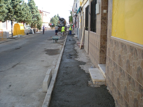 Accesibilidad en la Travesa del Olivo - Reparacin completa de acerados y conduccin de agua potable.