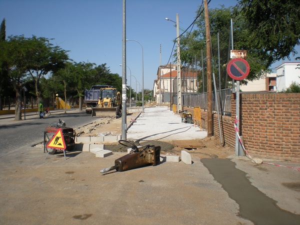 Adecuacin Paseo de las Delicias - Cruce desde el actual paseo al nuevo de una nueva tuberia de agua potable y toda su instalacin incluyendo acometidas. 