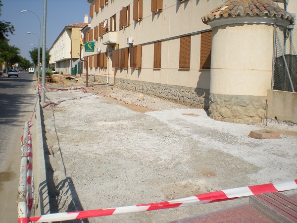 Adecuacin Paseo de las Delicias - Relleno de hormign en el nuevo acerado de la zona del Cuartel de la Guardia Civil.