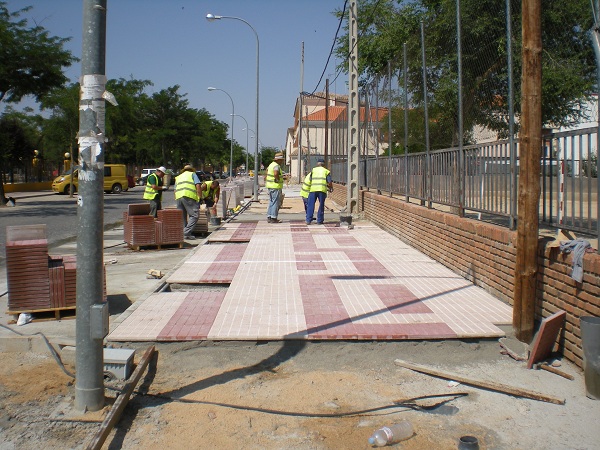 Adecuacin Paseo de las Delicias - Colocacin de baldosa de terminacin en el nuevo paseo.