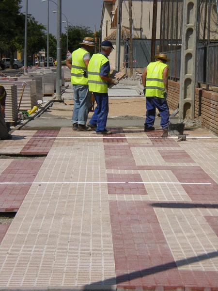 Adecuacin Paseo de las Delicias - Colocacin de baldosa de terminacin en el nuevo paseo.