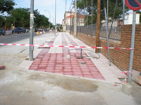 Adecuacin Paseo de las Delicias - Colocacin de baldosa de terminacin en el nuevo paseo y accesibilidad en Colegio Jos Ramn Villa.
