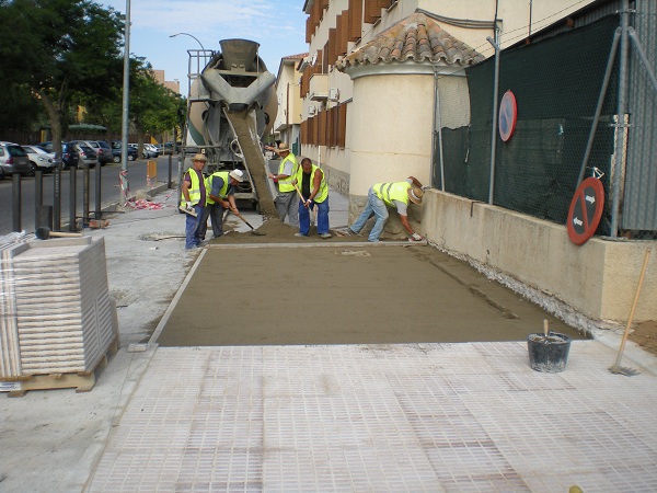Adecuacin Paseo de las Delicias - Colocacin de baldosa de terminacin en el nuevo acerado de la zona del Cuartel de la Guardia Civil.