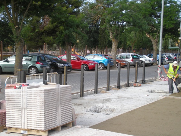 Adecuacin Paseo de las Delicias - Colocacin de postes  para la instalacin de valla de seguridad de la zona del Cuartel de la Guardia Civil.