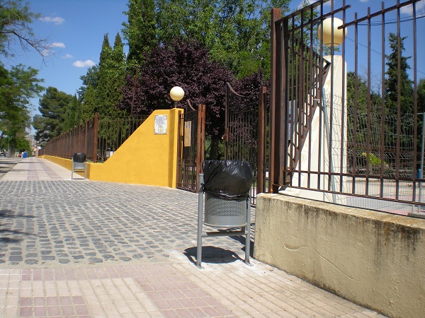 Mantenimiento y Conservacin - Parque de las Delicias, pintura y colocacin de papeleras.
