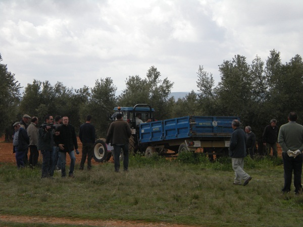 Preparando el tractor con el que todos realizarian las pruebas.