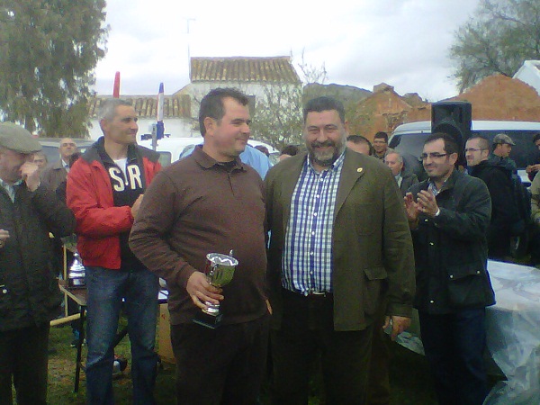 El alcalde de Los Yebenes entreg el cuarto premio, Pablo Jimnez Daz (Mora)