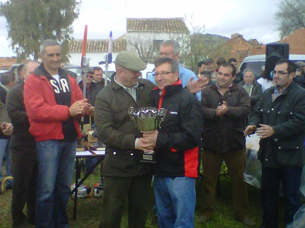 Nuestro alcalde entrega el premio al CAMPEON, Vctor Gutirrez Jimnez (Mora)