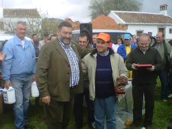 El alcalde de Los Yebenes entreg el trofeo al CUARTO clasificado, Flix Mora Lpez (Villaminaya)