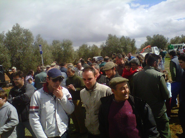 Lo ganadores recibiendo la felicitaciopn de familiares amigos y pblico presente