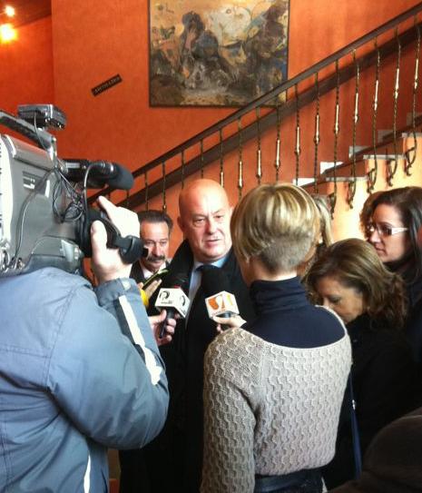 Nuestro Alcalde entrevistado por los medios entes del acto.  