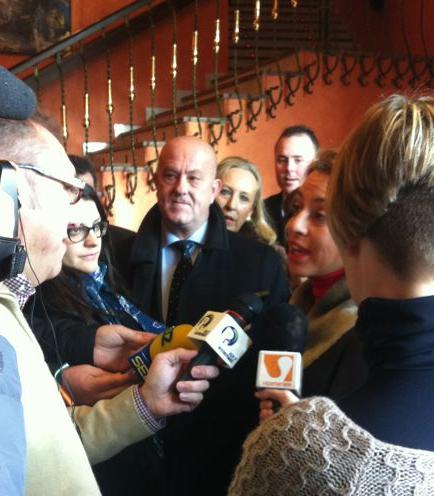 Nuestro Alcalde entrevistado por los medios entes del acto.
