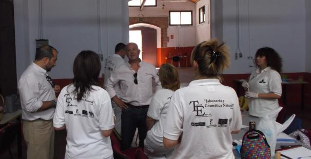 Nuestro Alcalde junto a los alumnos del Taller de Empleo de Jabonera y Cosmtica Natural