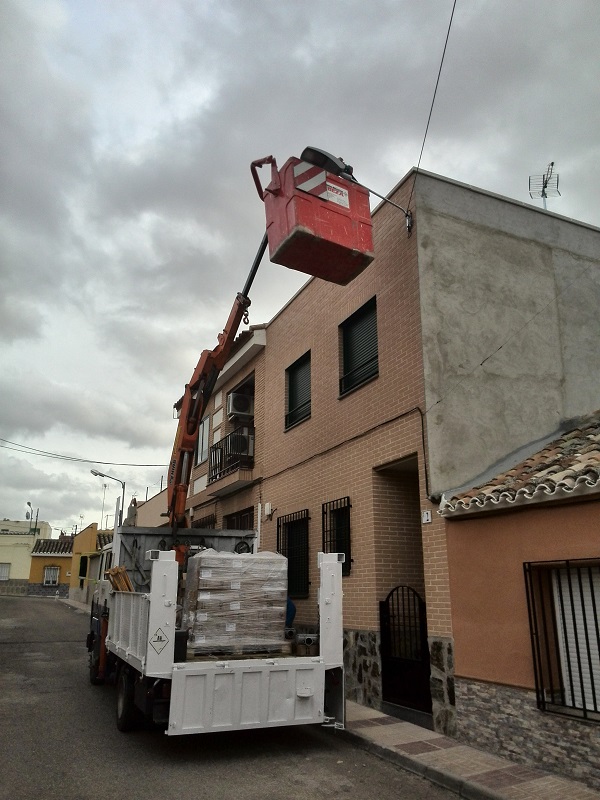 Labores de renovacin de las farolas del Alumbrado Pblico Municipal.