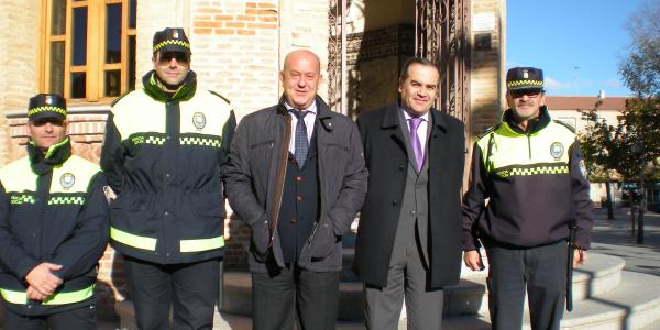 Nuestro Alcade y el Subdelegado del Gobierno junto al Jefe y varios miembros de la Policia Local.