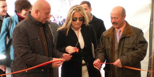 Cortando la cinta durante la Inauguracin de Tapaterapia 2012