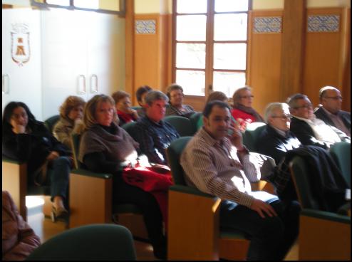 Pblico asistente a la presentacin Tapaterapia en el Saln  de Plenos del Ayuntamiento de Mora